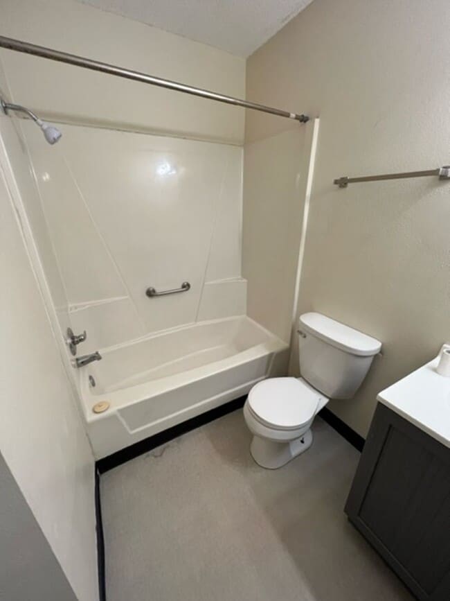 Building Photo - Remodeled Three Bedroom Duplex South Side ...