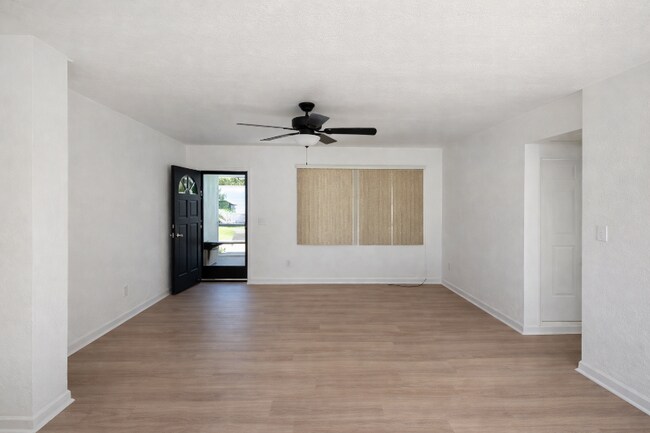 Foto del edificio - 640 Jasmine Rd