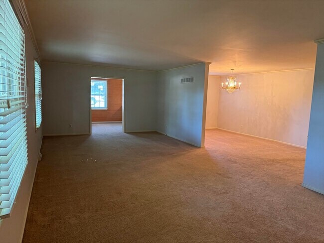 Very larger living area with dining room area - 104 Winston Pl