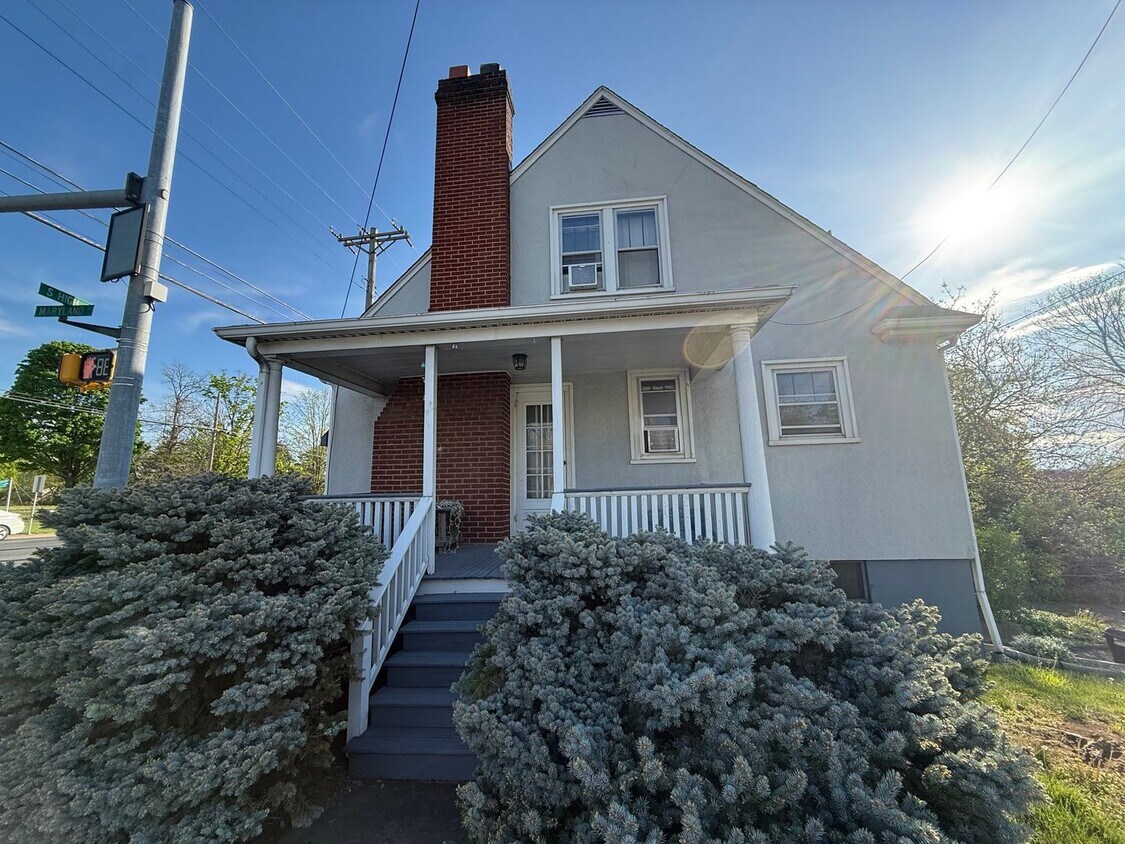 Foto del edificio - Well maintained 3 bedroom, 1 bath home coming available in June!