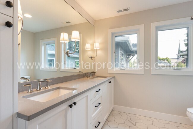 Building Photo - New Construction in the Heart of Lake Oswego.