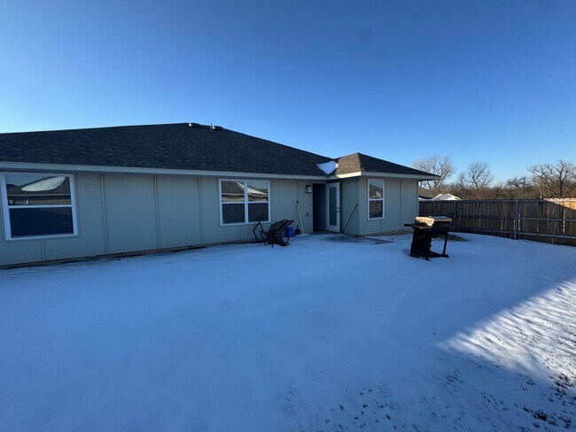 Building Photo - Four-Bed, Two-Bath Chickasha Home