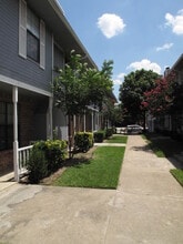 Building Photo - 929 W Hickory St