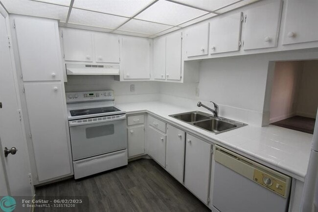 Building Photo - 9159 SW 77th Ave