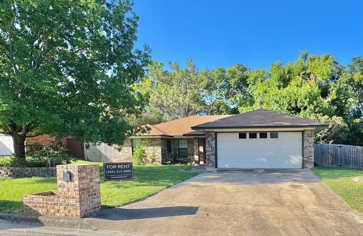 Primary Photo - Inviting 3 Bedroom 2.5 Bathroom Home in Ha...