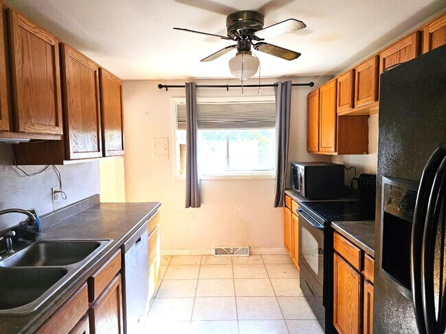 Foto del edificio - Ranch Style Home with 3 Bedrooms + 4th room/office, 2 Baths and RV parking!