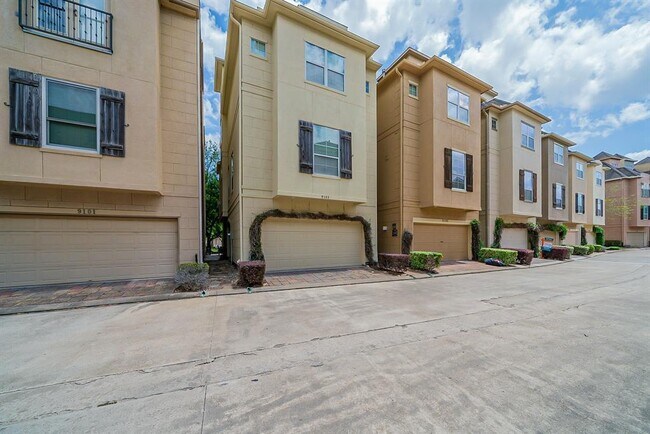 Building Photo - 9103 Harbor Hills Dr
