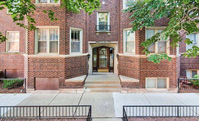Building Photo - 3505 N Pine Grove Ave