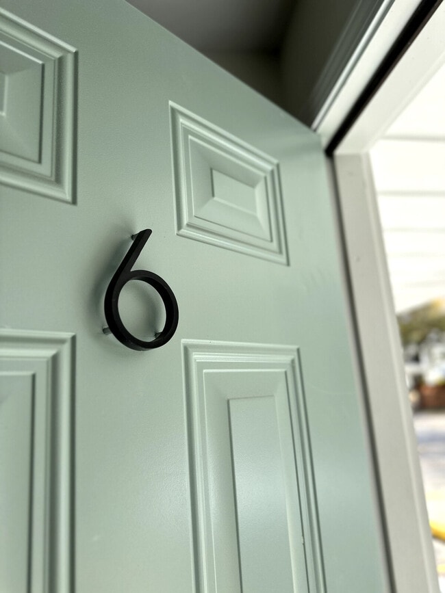 Foto del edificio - 221A Crest Ln