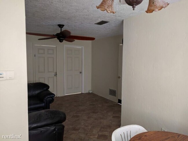 Foto del edificio - 3014 S Woodland Blvd