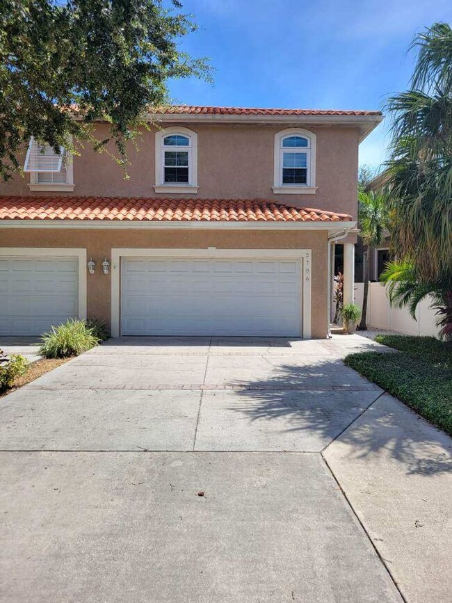 Building Photo - Large 3 Bed 2.5 Bath 2 Car GarageTownhouse...