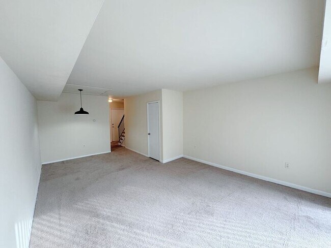 Building Photo - 127 Newcastle Dr