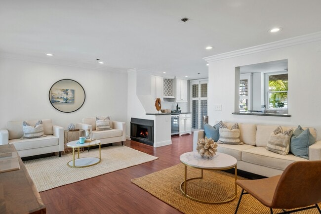 Building Photo - 555 Esplanade