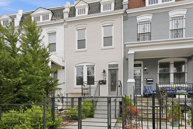 Building Photo - 2121 4th St NE