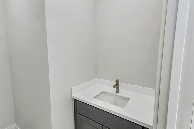 Building Photo - 2861 Naples Dr