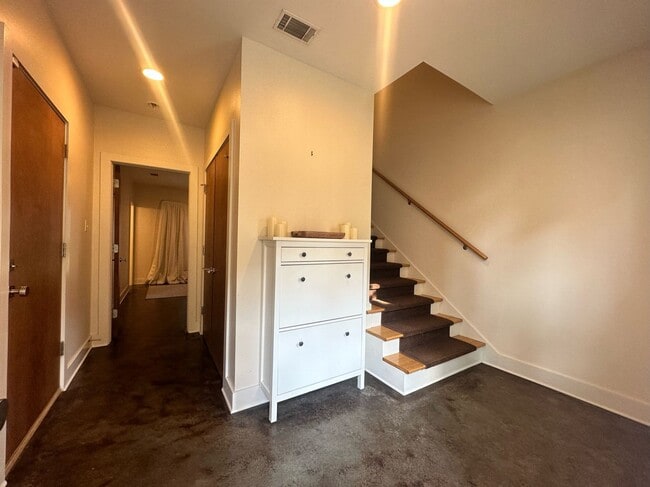 Building Photo - 104 Vertical Lofts Dr