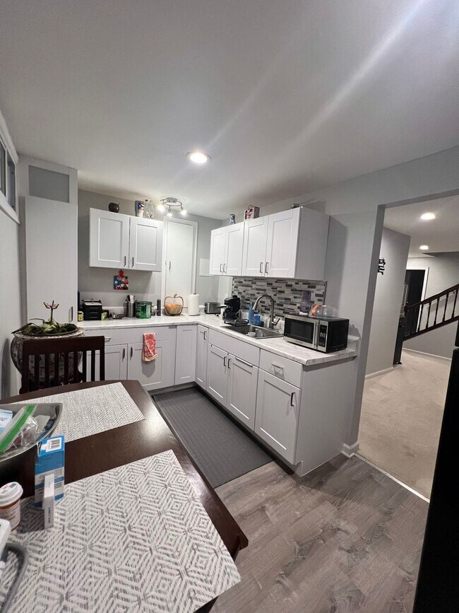 Foto del edificio - Gorgeous 5 Bed 3.5 Bath Single Family Home...