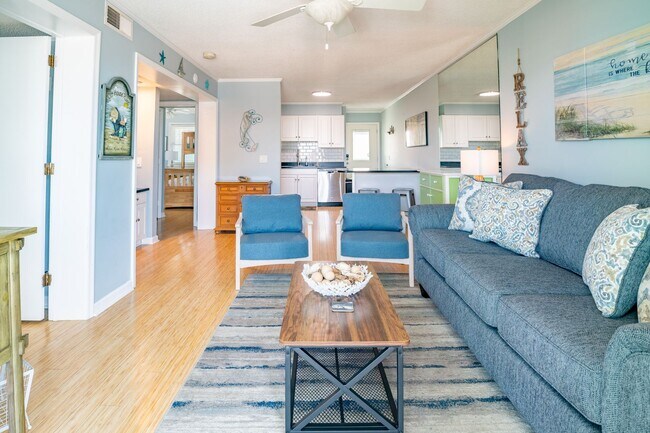 Foto del edificio - OFF-SEASON FURNISHED MONTHLY RENTAL AVAILABLE NOW