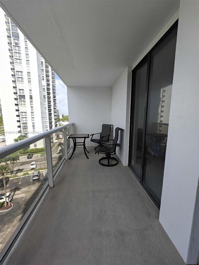 Foto del edificio - 3701 N Country Club Dr