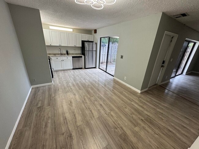Foto del edificio - 1544 Forest Lakes Cir