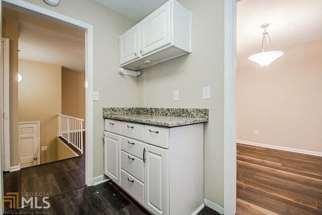 Foto del edificio - Room in House on Reba Rd