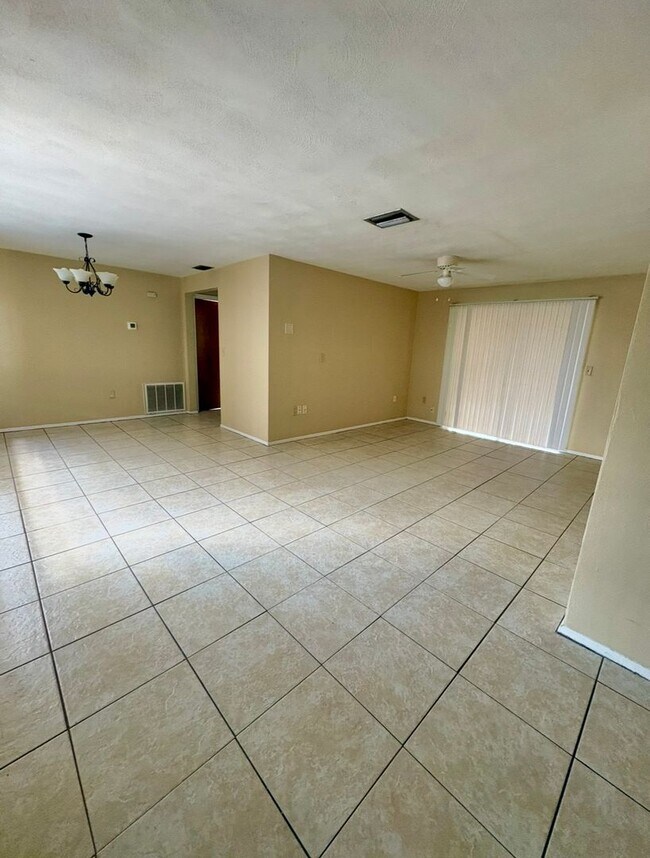 Building Photo - 2 Bedroom 2 Bathroom Single Family Home
