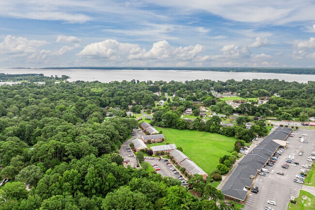 Foto aérea - Colonial Point Apartments