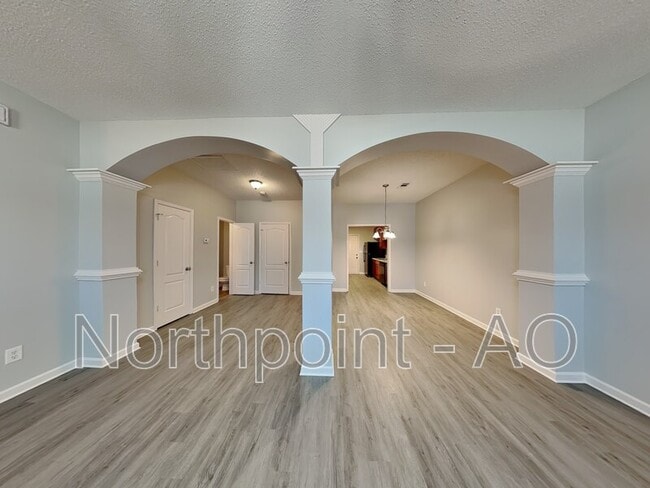 Building Photo - 8633 Thomas Ln