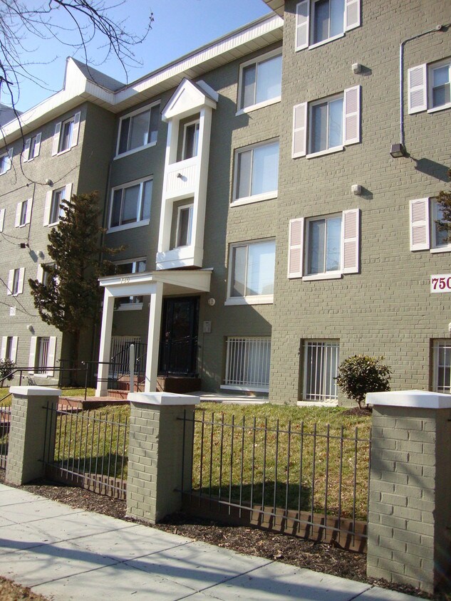 Foto principal - 750 Barnaby St SE