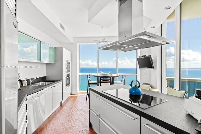 Foto del edificio - 18201 Collins Ave