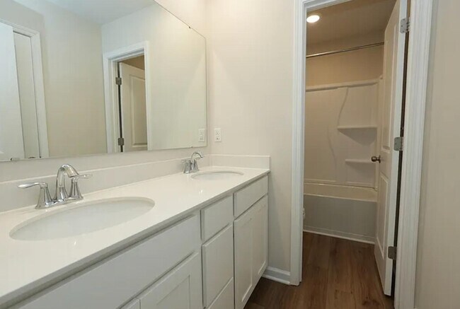 Foto del edificio - 1338 Woodhouse Dr