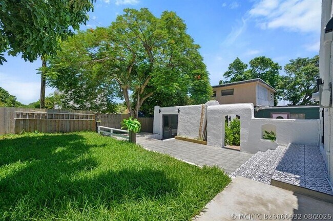 Building Photo - 823 33rd St
