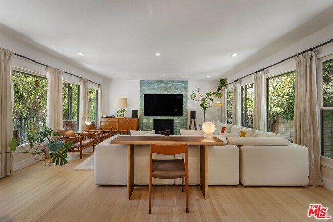 Building Photo - 5749 Valley Oak Dr