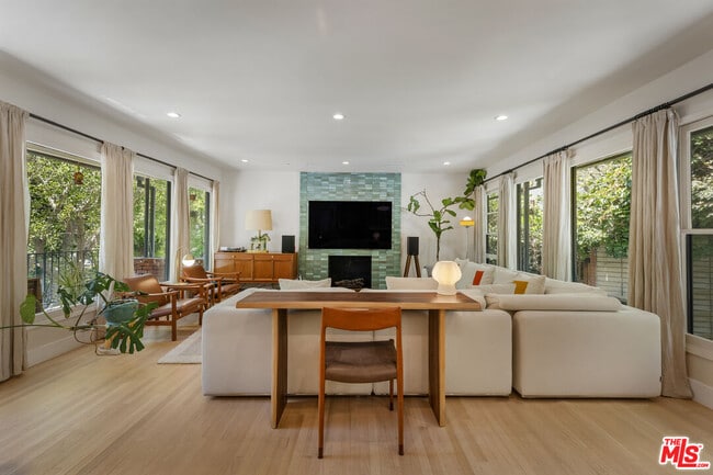 Foto del edificio - 5749 Valley Oak Dr