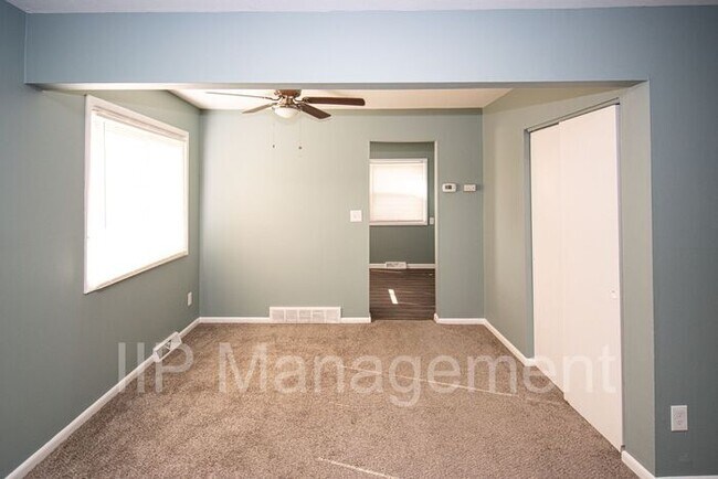 Foto del edificio - SPACIOUS, REMODELED DUPLEX WITH SEPARATE B...