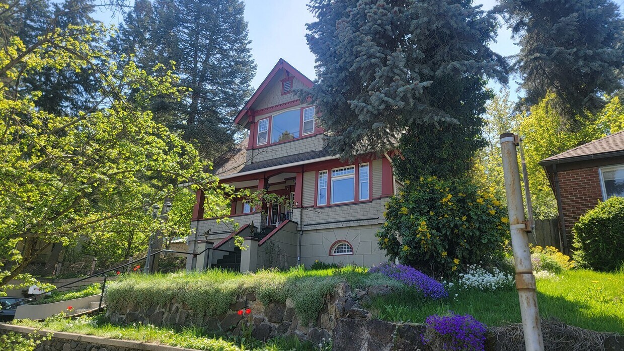 Foto principal - Beautiful Classic 4+ Bedroom 3,800 Sq. Ft....