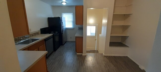 Kitchen (b) - 4620 N Wall St