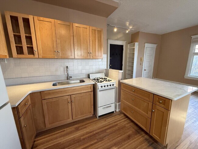 Building Photo - Charming 1-Bedroom in Historic Douglas Apa...
