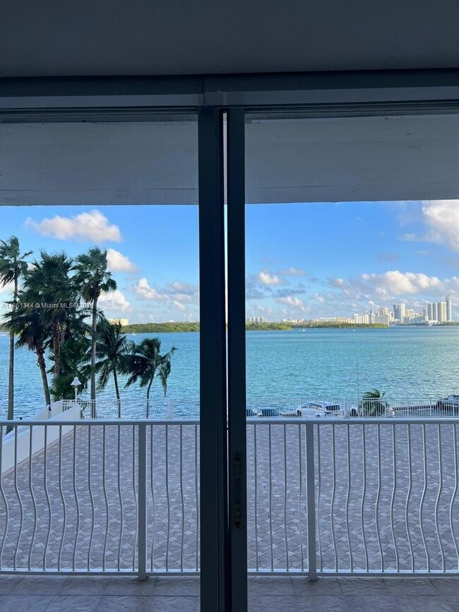 Foto del edificio - 10350 W Bay Harbor Dr