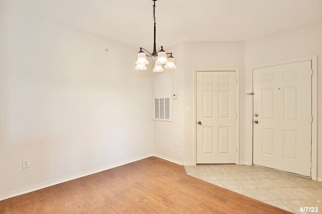 Building Photo - Beautiful 2/2 Spacious Condo with a Screen...