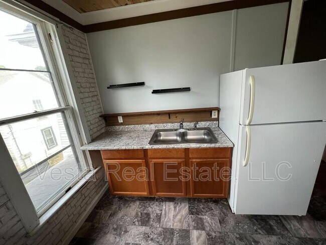 Building Photo - 502 E Locust St