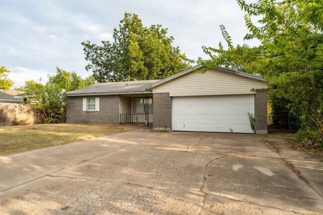 Building Photo - Stunning 3 Bed 1.5 Bath in amazing area