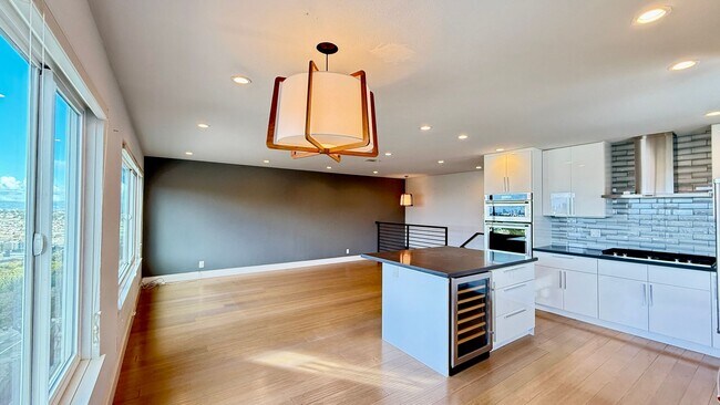 Foto del edificio - Modern Elegance with Breathtaking Views in the Portola District!