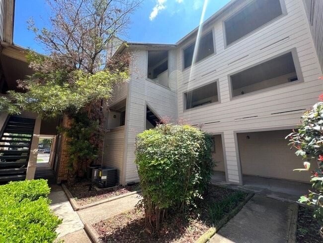 Building Photo - 2 Bedroom 2 Bath Condo Home for rent near Downtown Austin, Top Floor with Balcony, Gated Community