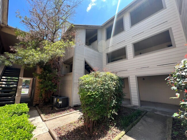 Foto del edificio - 2 Bedroom 2 Bath Condo Home for rent near Downtown Austin, Top Floor with Balcony, Gated Community