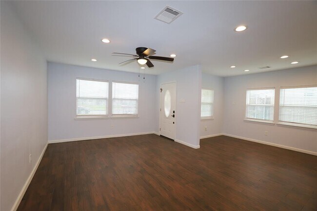 Building Photo - 7341 Oak Hl