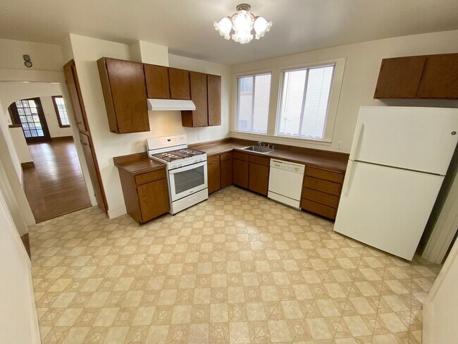 Foto del edificio - Advent - Low Deposit Home W/ Backyard!