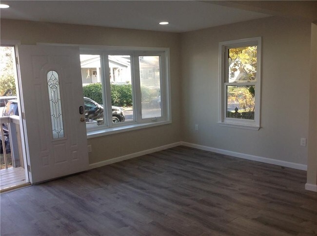 Building Photo - 212 Oakmoor Ave