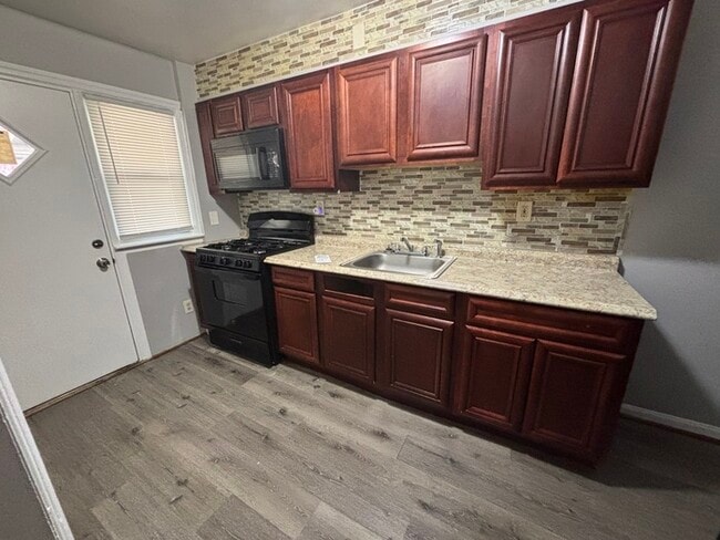 Building Photo - 3 bedroom home