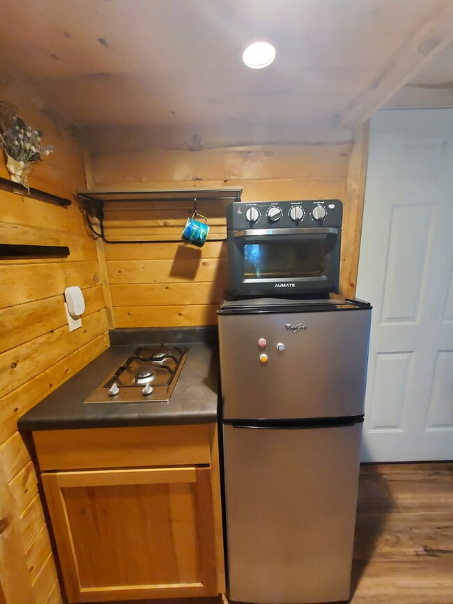 Building Photo - 1716 11th Ave SE